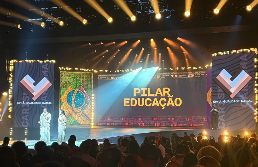 Apresentação da Deb no palco do Prêmio SIM
