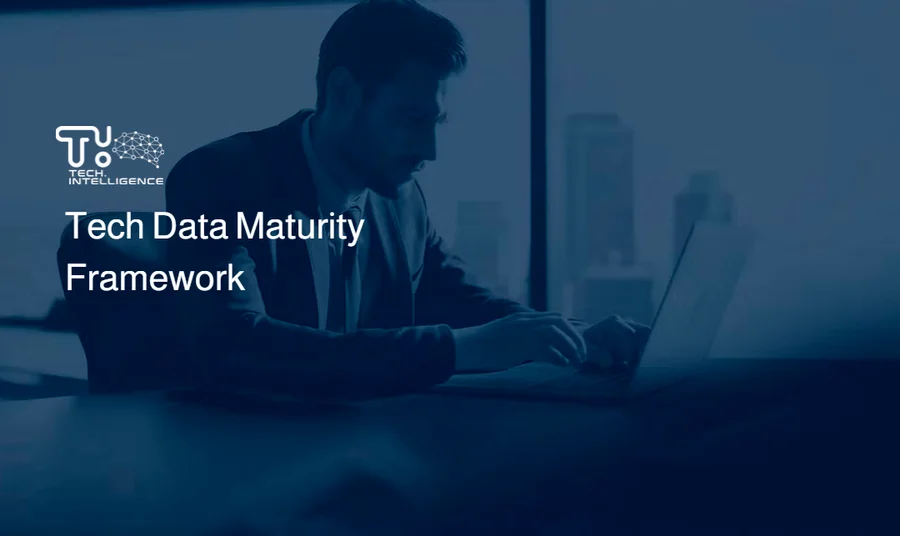 Profissional trabalhando em laptop, representando o Tech Data Maturity Framework