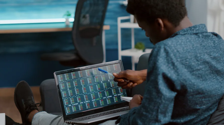 Pessoas conectadas por uma rede de dados